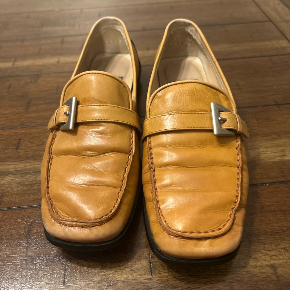 Stuart Weitzman Tan Leather Driving Loafers Women’s 6